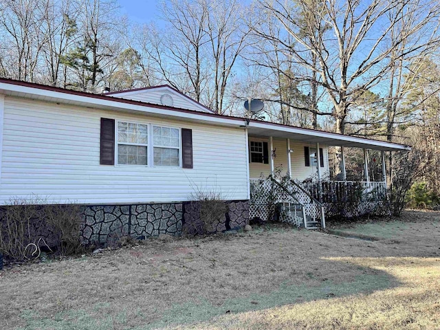 view of front of property featuring covered porch and a front yard