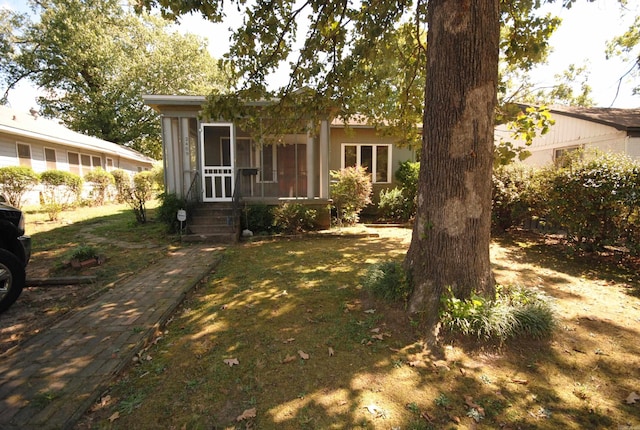 view of front of house featuring a front yard