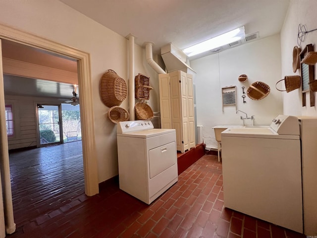 laundry area with sink, ceiling fan, and washing machine and clothes dryer