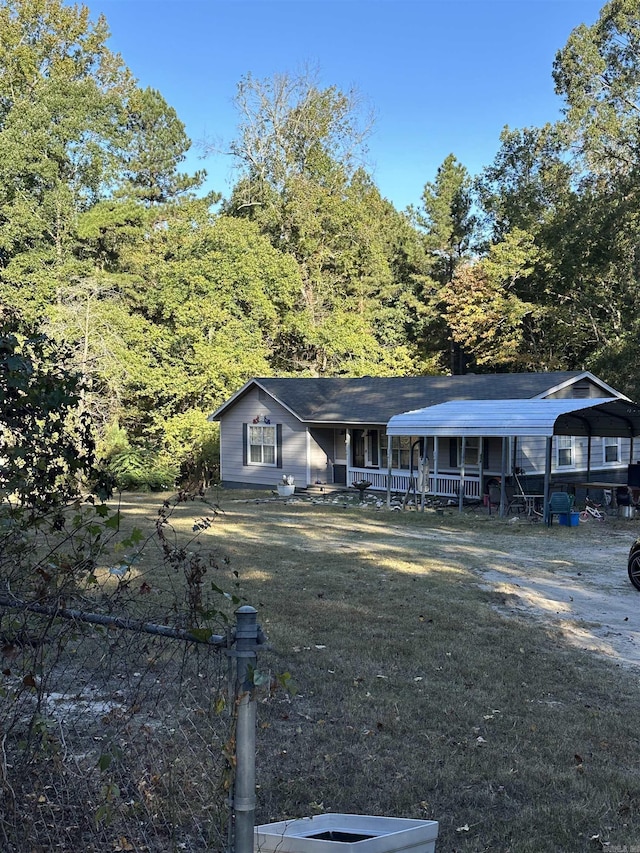 view of front of property featuring a front yard, a porch, and a carport