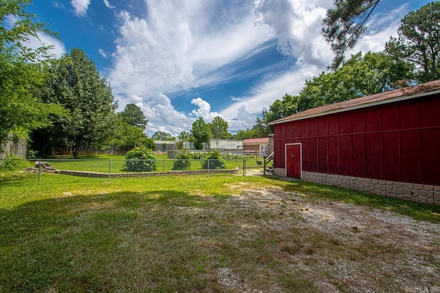 view of yard with an outbuilding