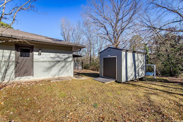 view of outdoor structure featuring a yard