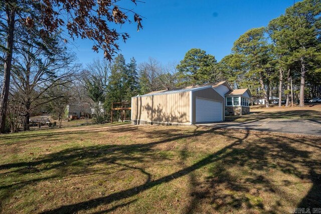 view of yard featuring driveway