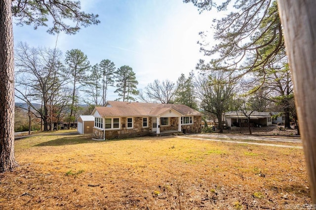 single story home featuring a front lawn