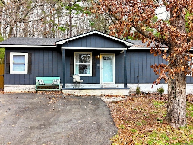 single story home featuring a porch