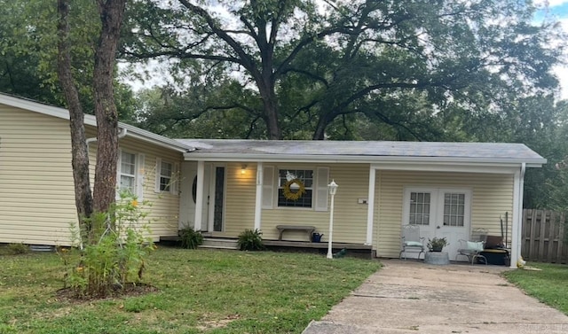 single story home featuring a front lawn