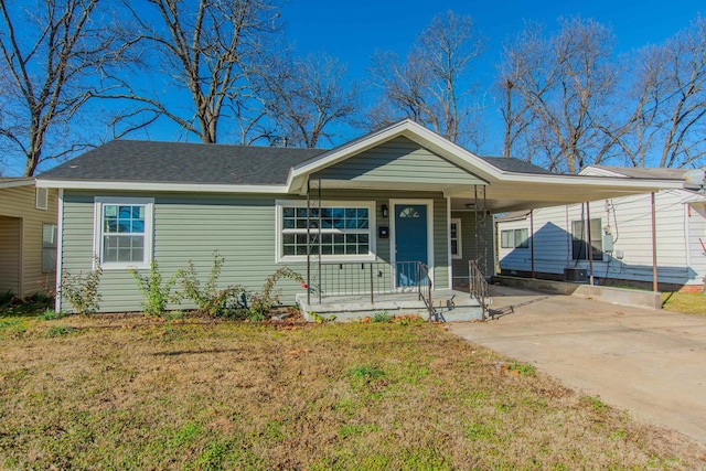 view of front of property featuring covered porch, a front lawn, and a carport