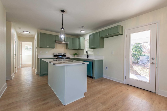 kitchen featuring a center island, stainless steel appliances, sink, and green cabinetry