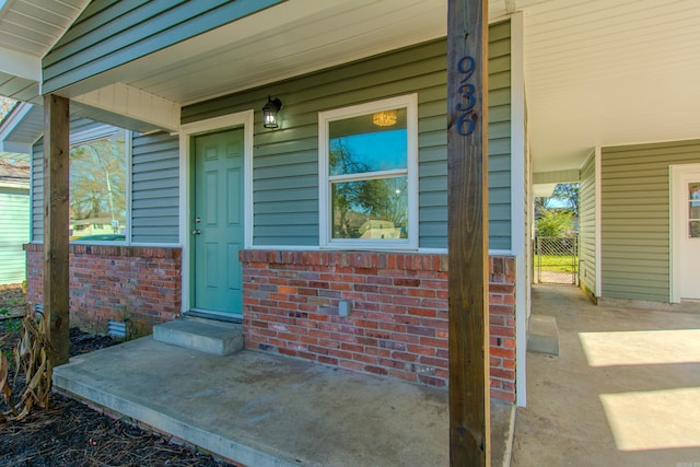 property entrance with covered porch