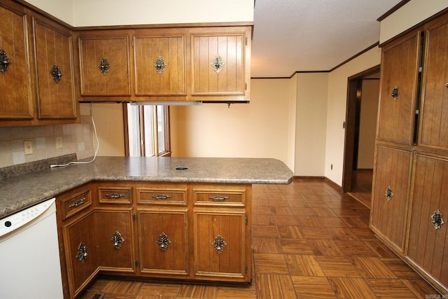 kitchen with kitchen peninsula, ornamental molding, dark parquet flooring, and dishwasher