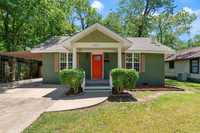 view of front of home featuring a carport, central AC unit, and a front lawn