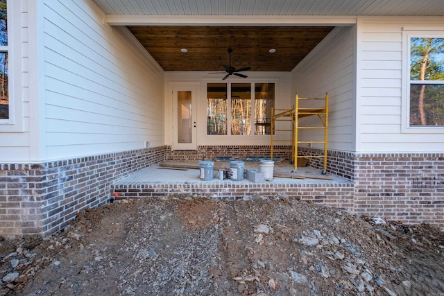 property entrance with ceiling fan