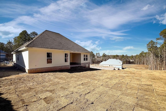 back of house featuring a lawn