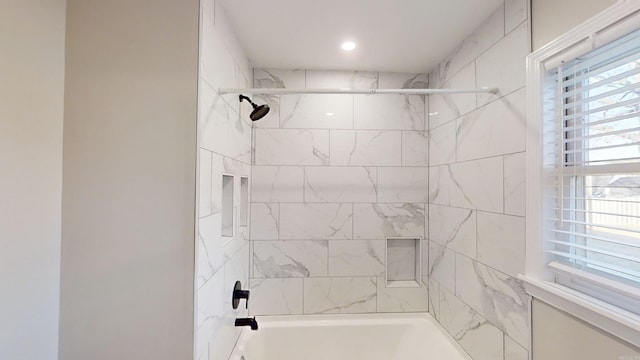 bathroom featuring tiled shower / bath