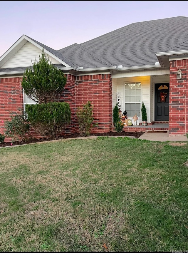 view of front facade featuring a lawn