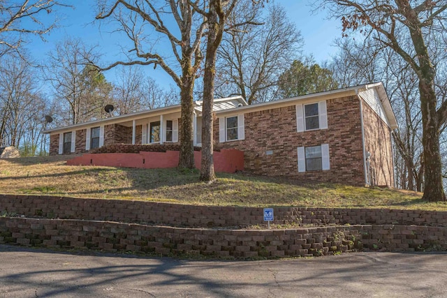 single story home with a front yard