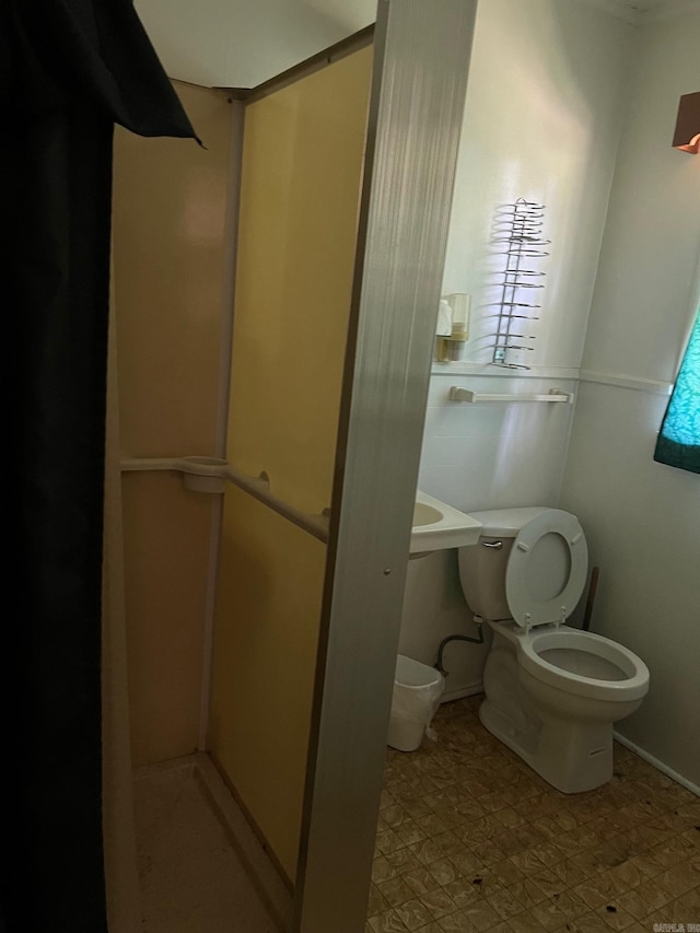 bathroom featuring toilet