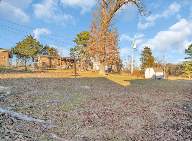 view of yard featuring a shed