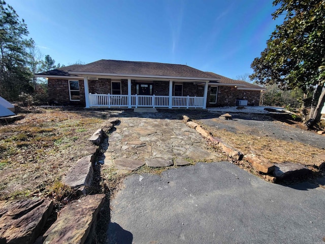 ranch-style house featuring covered porch