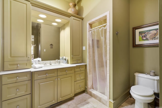 bathroom featuring a shower with shower curtain, vanity, and toilet