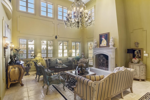 living room with a high ceiling and an inviting chandelier