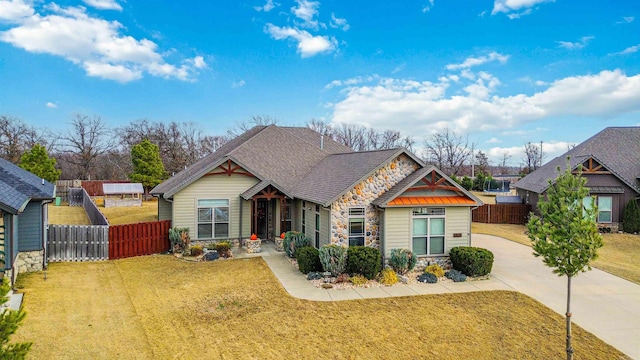 view of front of home featuring a front yard