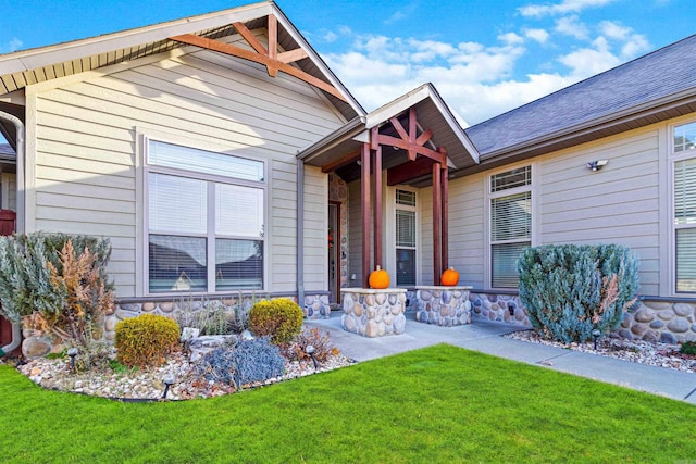 view of front facade with a front lawn