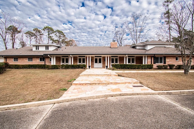 view of front facade with a porch and a front yard