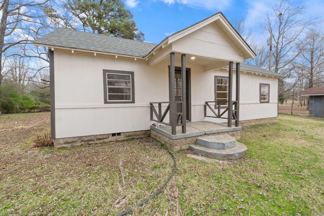 view of front of home featuring a front yard