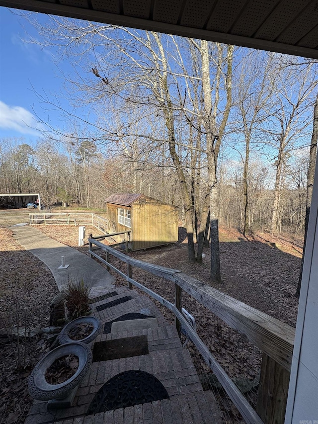 view of yard featuring an outbuilding