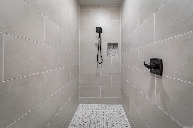 bathroom featuring a tile shower