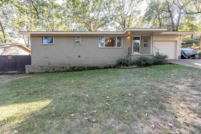 view of front facade featuring a garage and a front yard