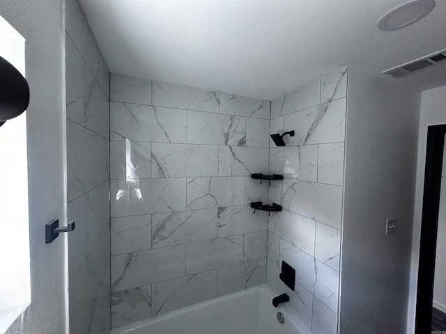 bathroom featuring tiled shower / bath