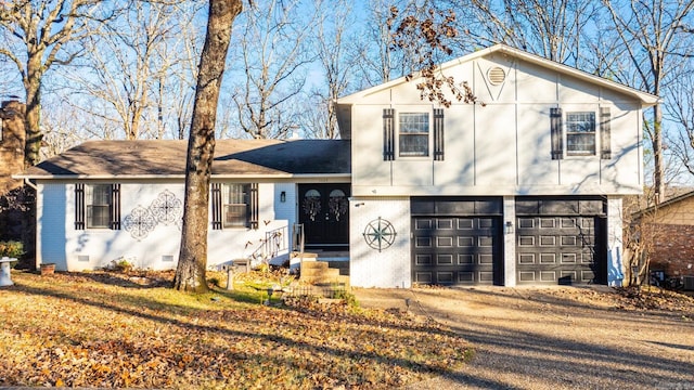 view of front facade featuring a garage