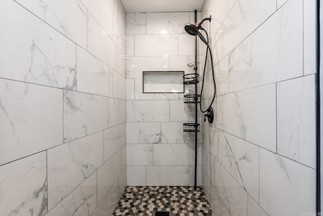 bathroom featuring a tile shower