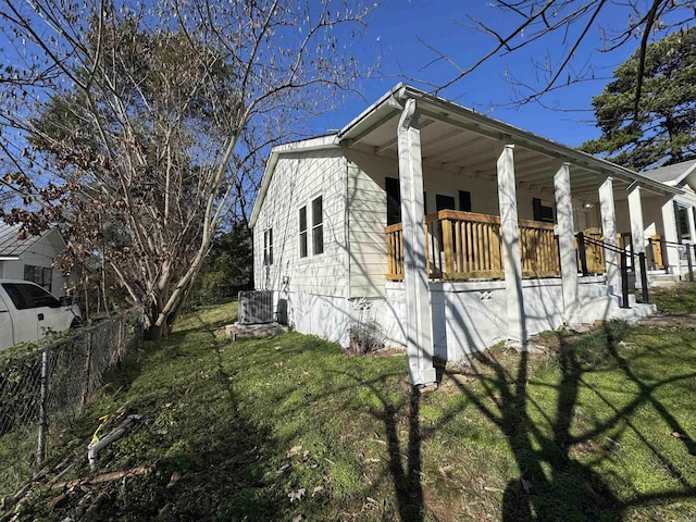 view of side of property featuring a yard