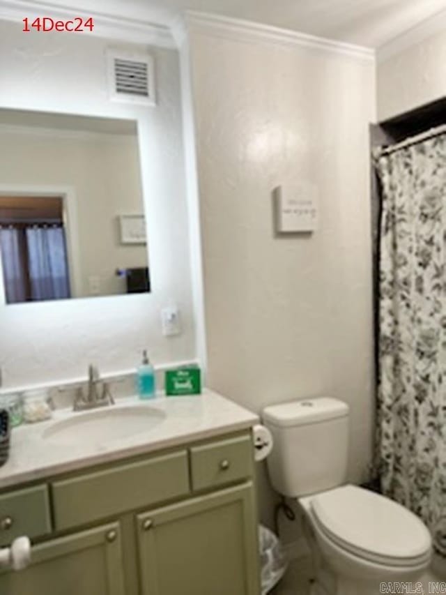 bathroom featuring a shower with curtain, vanity, toilet, and ornamental molding