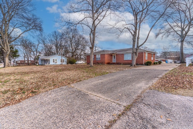 single story home featuring a front yard