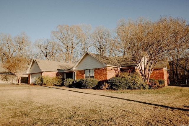 view of front facade featuring a front yard