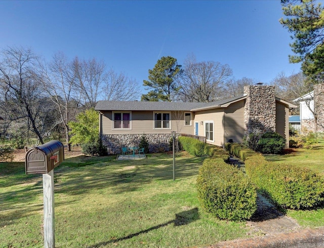 single story home featuring a front lawn