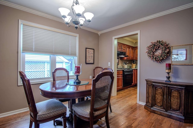 dining space with light wood-type flooring, crown molding, and a notable chandelier