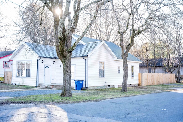 view of front of home featuring a front yard