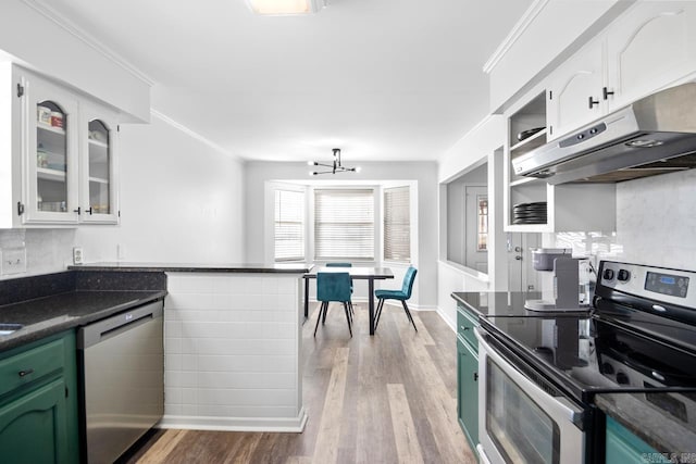 kitchen with white cabinets, stainless steel appliances, light hardwood / wood-style flooring, and crown molding