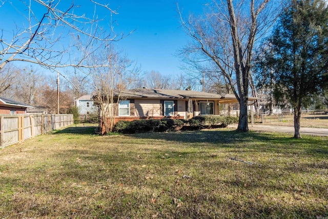 view of front of property featuring a front yard