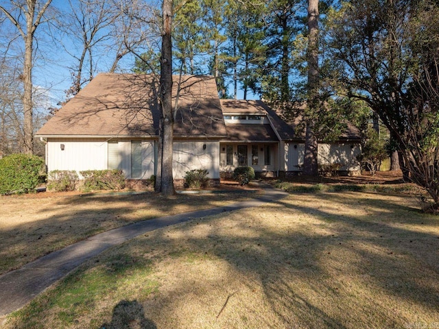 view of front of home featuring a front yard