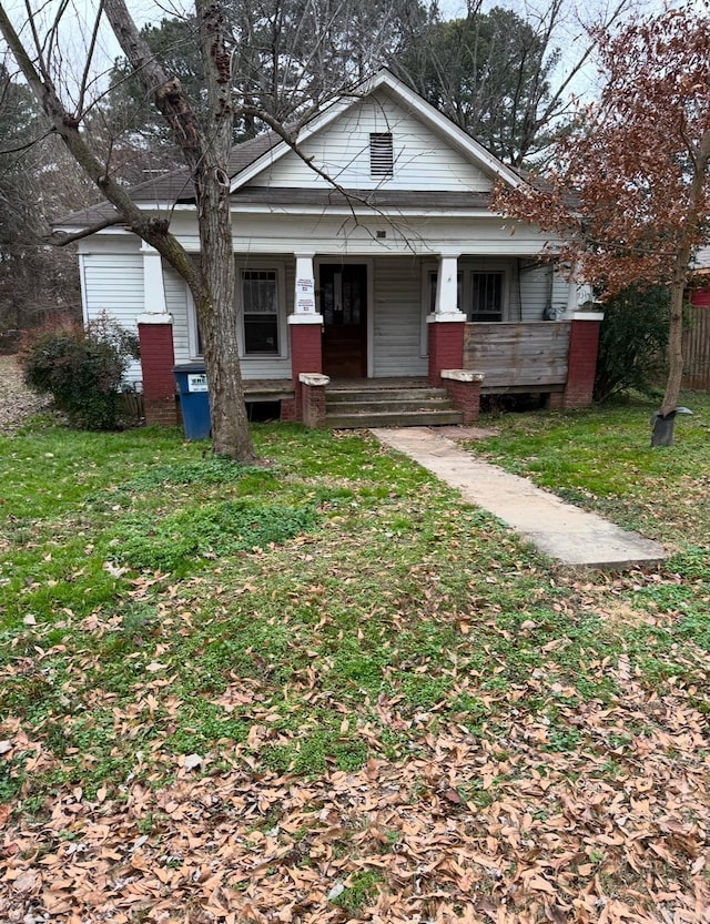 view of front of property featuring a porch and a front lawn