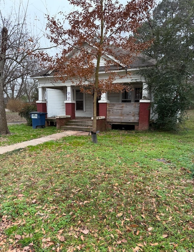 view of front of house featuring a front lawn