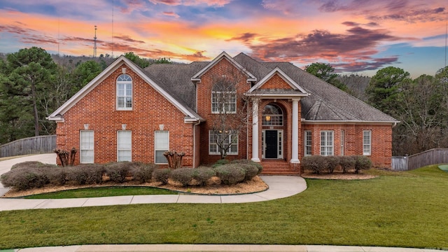 view of front of property featuring a yard