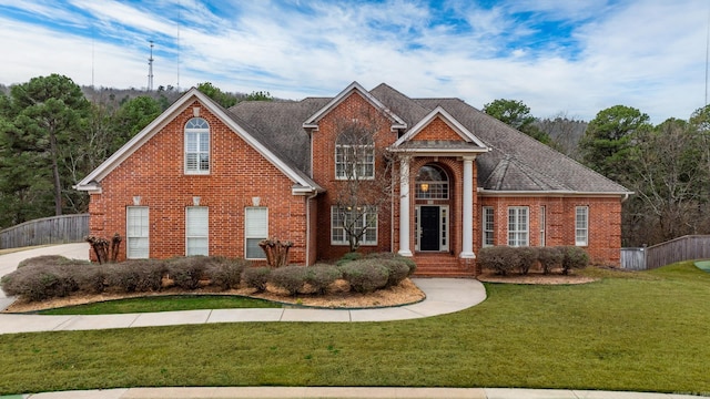 view of front of property featuring a front lawn