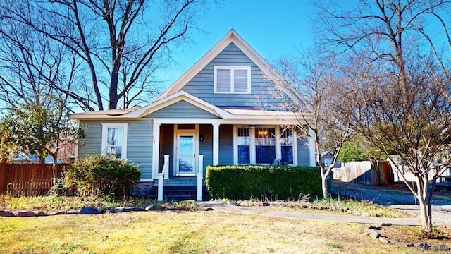 bungalow featuring a front yard